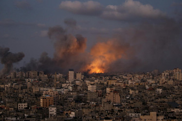 El humo se eleva tras un ataque aéreo israelí en el norte de la ciudad de Gaza, el 12 de octubre de 2023.