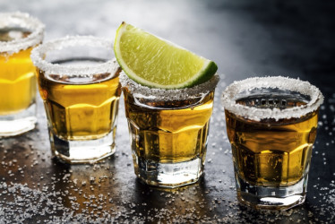 Foto gratuita tasty bebida de alcohol tequila cocktail con lima y sal sobre fondo oscuro