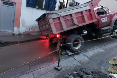 Cedió calzada de calle en Villamaría: volqueta quedó atascada