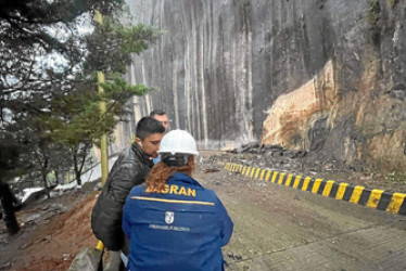 Foto | Dagran | LA PATRIA Geólogos e ingenieros realizan evaluación técnica en la Piedra del Peñol.