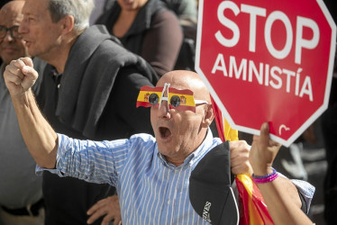 Foto | EFE | LA PATRIA  Las protestas contra la amnistía en las inmediaciones de la sede del partido socialista (PSOE) en Madrid cumplen su decimosegundo día. Como ya es habitual, los concentrados portaron las clásicas banderas de España, algunas con el escudo constitucional recortado.