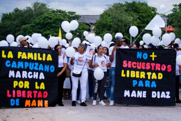 Decenas de personas exigieron el martes en Barrancas la liberación de Luis Manuel Díaz, padre del futbolista del Liverpool Luis Díaz, secuestrado el pasado sábado en La Guajira.