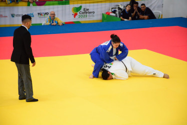 Estefanía Saldarriaga Quintero (de azul) ganó dos de los cuatro combates que tuvo en la categoría +78 kg Round Robin, en Pereira. En la foto, compite contra la santandereana Angelina Palacio.