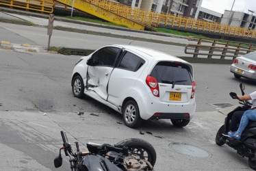 Motociclista perdió el control de su vehículo, derrapó y chocó con un carro en Manizales