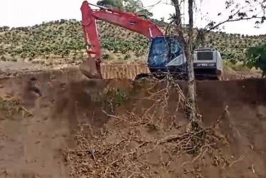 Le trabajan a la vía entre la vereda Cartagena y la terminal de transporte de Aerocafé 