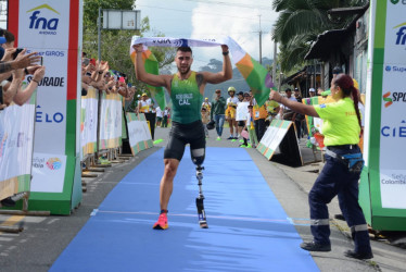 Juan Esteban Patiño en su llegada a la meta en Cameguada, en Chinchiná. 