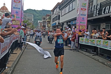 Diego Orozco, de Sevilla (Valle del Cauca), fue el campeón en categoría Élite de la Primera Carrera Atlética 11k San Silvestre-Rubén Orozco, en Chinchiná (Caldas).