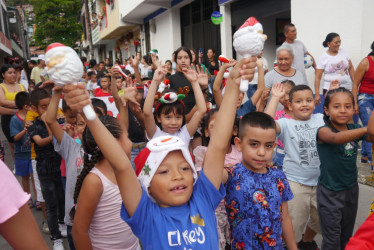El menor Emanuel Lozada, de siete años, participó en el desfile del Monaín, en Arauca (Palestina). Portó unos cascabeles y durante el recorrido los batió con fuerza.