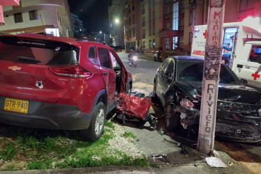 Un carro y una camioneta chocaron en la madrugada de este viernes y dejaron a cuatro personas heridas. Una motocicleta resultó afectada, pero el conductor está ileso.