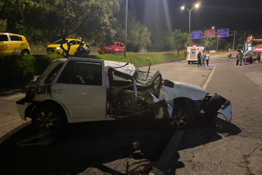 Así quedó el vehículo tras chocar contra un poste y volcarse en la avenida Kevin Ángel de Manizales.