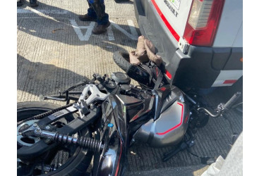  Motociclista cochó contra un taxi y un colectivo y está en delicado estado de salud 