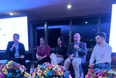 Los panelistas de investigación, durante la clausura del Fondo de Becas Manizales + Innovadora.