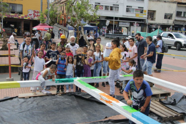 30 niños plasmaron su arte en las puertas del monumento.