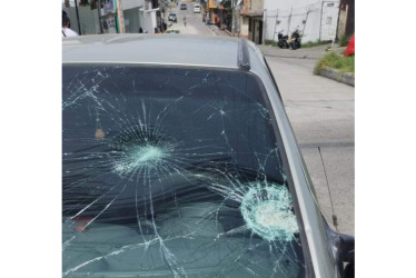 Así quedó el automóvil después del choque con la moto.