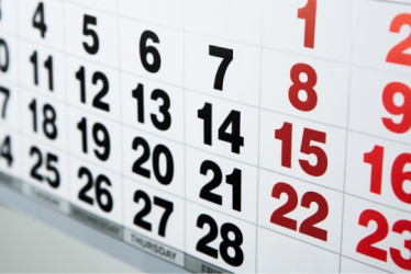 Calendario en blanco en el que los días de la semana están en negro y los del fin de semana en rojo.