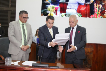 El alcalde Jorge Eduardo Rojas (centro), instantes después de instalar las sesiones ordinarias del Concejo, presentó un paquete de ocho proyectos clave para su Administración. Lo acompañan Luis Gonzalo Valencia (izquierda), presidente de la corporación, y Héctor Fabio Delgado, segundo vicepresidente.