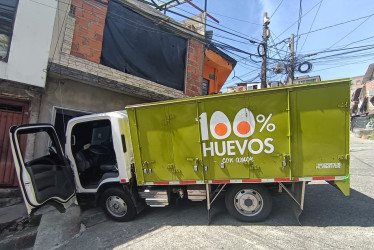 Camión que transportaba huevos chocó contra vivienda en el barrio Centenario (Manizales)