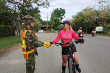 Hombres del Ejército y la Policía vigilan el casco urbano de Tuluá. 