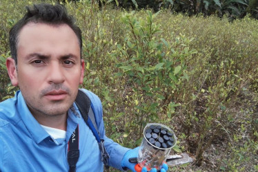 Carlos Andrés Díaz Vargas, en trabajo de campo en un cultivo ilícito de coca.