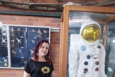 Luisa Fernanda Castañeda, docente de la Institución Educativa la Gran Colombia, partió ayer para Estados Unidos a su presentación en la Nasa.