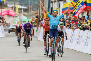 Hárold Tejada celebra en Santa Rosa de Viterbo (Boyacá) su triunfo en la segunda etapa del Tour Colombia.