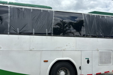 Así quedó un bus de la caravana de hinchas del Once Caldas que fue atacada anoche.