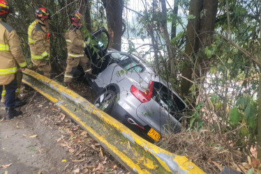 La camioneta que se salió de la vía entre el Batallón y Expoferias. 