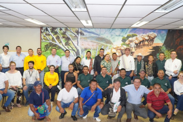 Los representantes de las comunidades indígenas, representantes cafeteros y del Departamento Nacional de Planeación participaron en el encuentro.