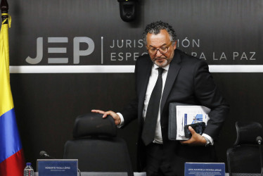 El presidente de la Jurisdicción Especial para la Paz (JEP), magistrado Roberto Vidal asiste a una rueda de prensa, este lunes, en Bogotá.