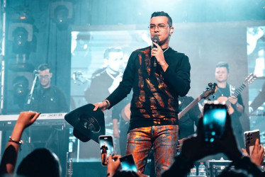 El cantante caldense Yeison Jiménez durante un concierto esta semana en Valencia (España). Posteó la foto en su cuenta de Instagram, en donde ha sido objeto de críticas.