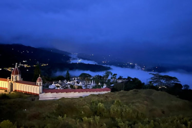 El cementerio San José se embellece con las nubes que se asoman al fond