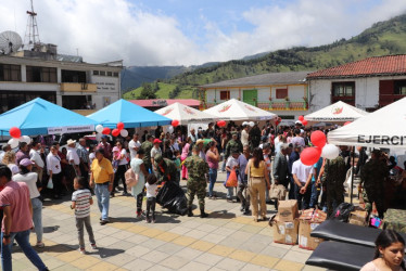 Población campesina y del área urbana acudió masivamente a la jornada que se cumplió en la plazoleta del parque principal de Pensilvania.