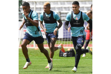 Billy Arce (centro) y Mateo García (derecha), fundamentales hoy en el rendimiento colectivo del Once Caldas. Esta noche visitan al Independiente Santa Fe, juego clave por las semifinales.