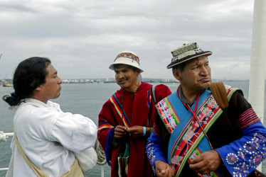 El indígena Kogui Luis Nuivita (i); el representante legal de la nación Qhara Qhara de Bolivia ante la Comisión Interamericana de Derechos Humanos (CIDH), tata Samuel Flores Cruz (c), y el representante de la nación Qhara Qhara, Zenobio Fernández, en el acto de declaración como Área arqueológica protegida la zona donde se encuentra el galeón San José.