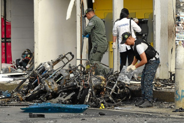 Investigadores de la Policía recogen evidencias luego de la explosión de ayer en Jamundí (Valle del Cauca).