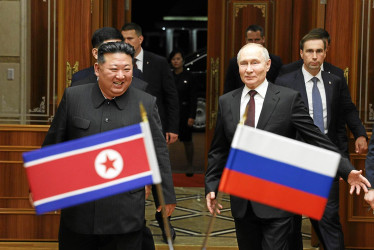 Foto | EFE | LA PATRIA El lider norcoreano Kim Jong Un con su homólogo ruso Vladimir Putin en su visita a este país oriental.