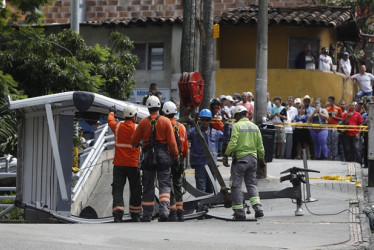 Fotos | EFE | LA PATRIA  Trabajadores remueven una cabina del sistema de transporte Metrocable que cayó ayer en Medellín (Colombia).