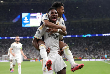 Vinícius Júnior celebra con Rodrygo después de anotar el segundo gol para el Real Madrid.