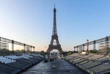 Los anillos olímpicos fueron instalados en la Torre Eiffel a 50 días del comienzo de los Juegos Olímpicos y Paralímpicos de París 2024.