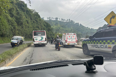 La vía Panamericana en Manizales, en el sentido La Enea - Terminal, ha tenido tráfico lento tras el accidente de moto que hubo en el sector de Cementos Argos.