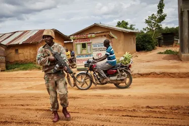 Fuerzas de paz sudafricanas de la Brigada de Intervención de Fuerzas de las Naciones Unidas (FIB) patrullan por la ciudad de Oicha, provincia de Kivu Norte, República Democrática del Congo.