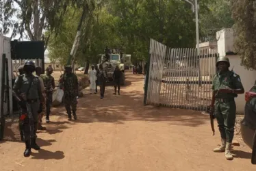 En marzo del 2021, una banda de secuestradores asaltó una escuela en el norte de Nigeria. En la foto, soldados y policías nigerianos custodian las instalaciones de la institución.