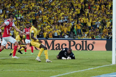 Ante un estadio Alfonso López a reventar, Atlético Bucaramanga venció 1-0 a Independiente Santa Fe en el partido de ida de la final de la Liga BetPlay Dimayor 2024-1. El gol lo marcó Freddy Hinestroza.
