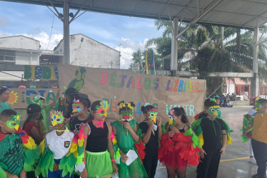 La izada de bandera en el colegio Giovanni Montini, de la vereda Kilómetro 41 de Manizales, se convirtió en el Carnaval de la Biodiversidad, con mensajes sobre el cuidado de los animales y del medioambiente.