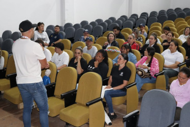 Cincuenta personas asistieron al curso en el teatro municipal Pantágoras.