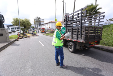 La Alcaldía de Manizales adelanta un plan de recuperación vial en las avenidas de la ciudad y recomienda tomar rutas alternas. Así se encuentra la avenida Santander en la mañana de este viernes.