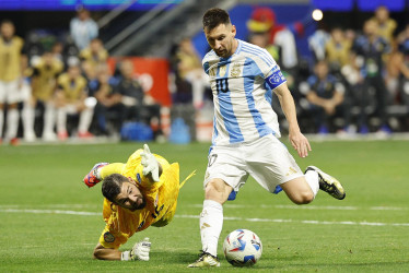 Lionel Messi (d) de Argentina intenta sortear a Maxime Crepeau (i) de Canadá durante la segunda mitad del partido de fútbol del grupo A de la Conmebol Copa América 2024 entre Argentina y Canadá, en Atlanta, Georgia, EE.UU.