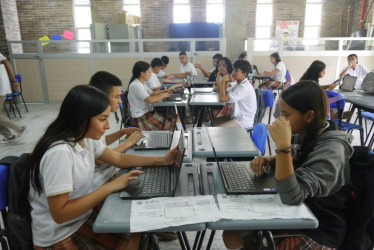 El colegio Monseñor Alfonso de los Ríos, de Arauca (Caldas), se conecta a la tecnología. La empresa privada donó computadores, tabletas, kits de robótica y pagó el internet.