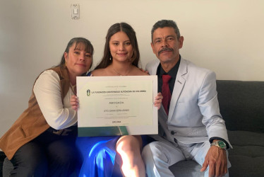 Angela María Arango García y Jhon Jairo Serna Castaño, padres de Leydi Johana, posaron junto a su hija el día de la graduación. 