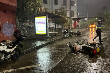 Este es el sector donde estaba el control de tránsito. Una moto quedó en el suelo luego de que el conductor de un carro particular huyó.